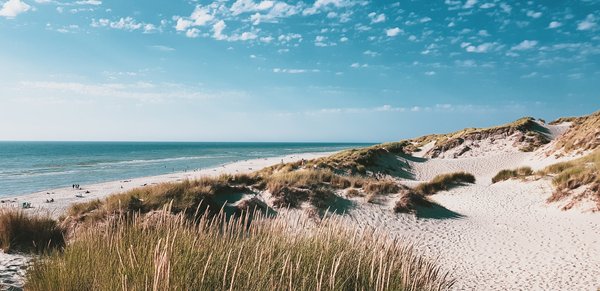 Quels sont les critères pour choisir une maison de vacances en bord de mer en Espagne avec des cours de cuisine et des visites de marchés?